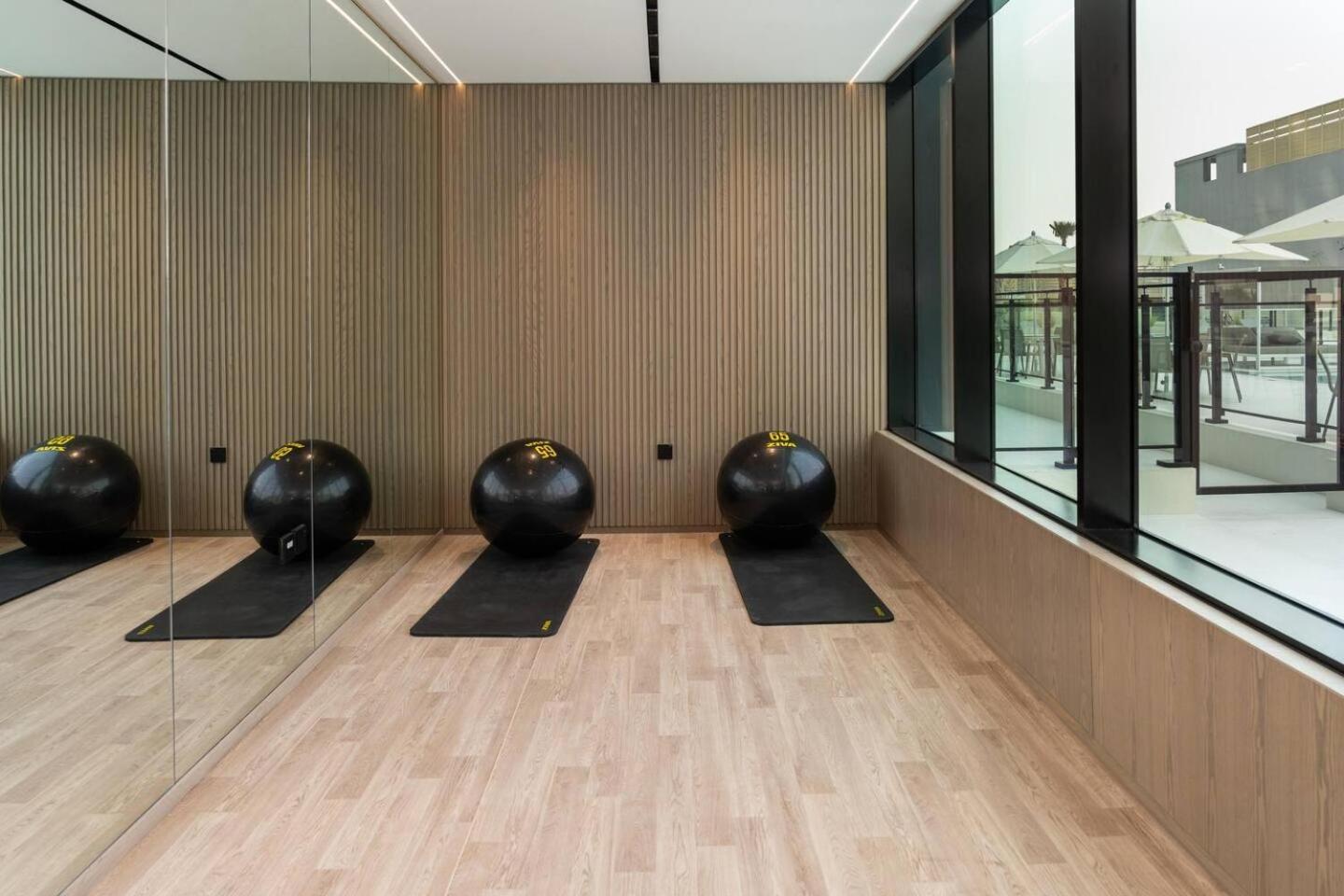 Sleek 1br In Jvc Free Parking Pool & Balcony Apartment